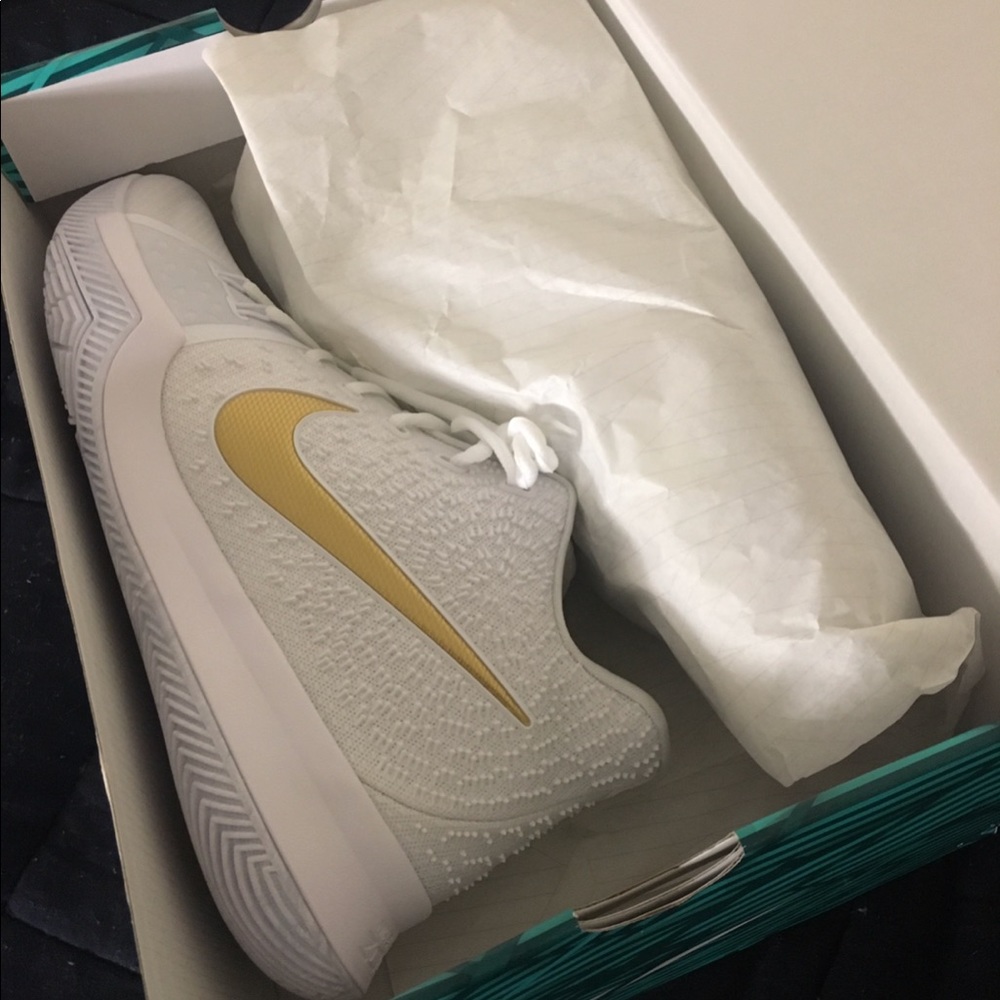 Kyrie 3 Finals Gold. Deadstock.